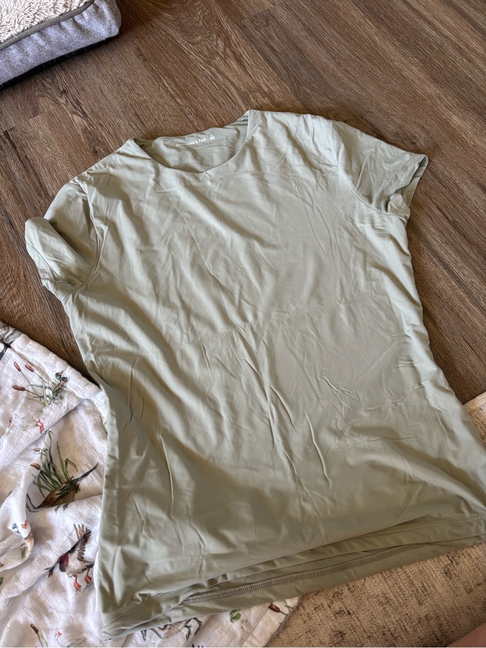 abercrombie seamless tuckable tee